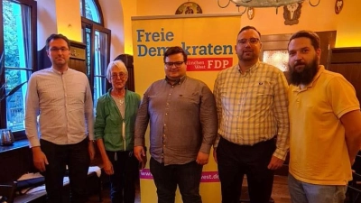 Für den FDP Ortsverband Neuhausen-Nymphenburg/ Laim sind jüngst gewählt worden (von links im Bild): Tom Walter als stellv. Vorsitzender, Miriam Müller als Beisitzerin, Felix Meyer als Vorsitzender sowie Oliver Jennißen und Tobias Herrmann als Beisitzer. (Foto: FDP Neuhausen-Nymphenburg/ Laim)