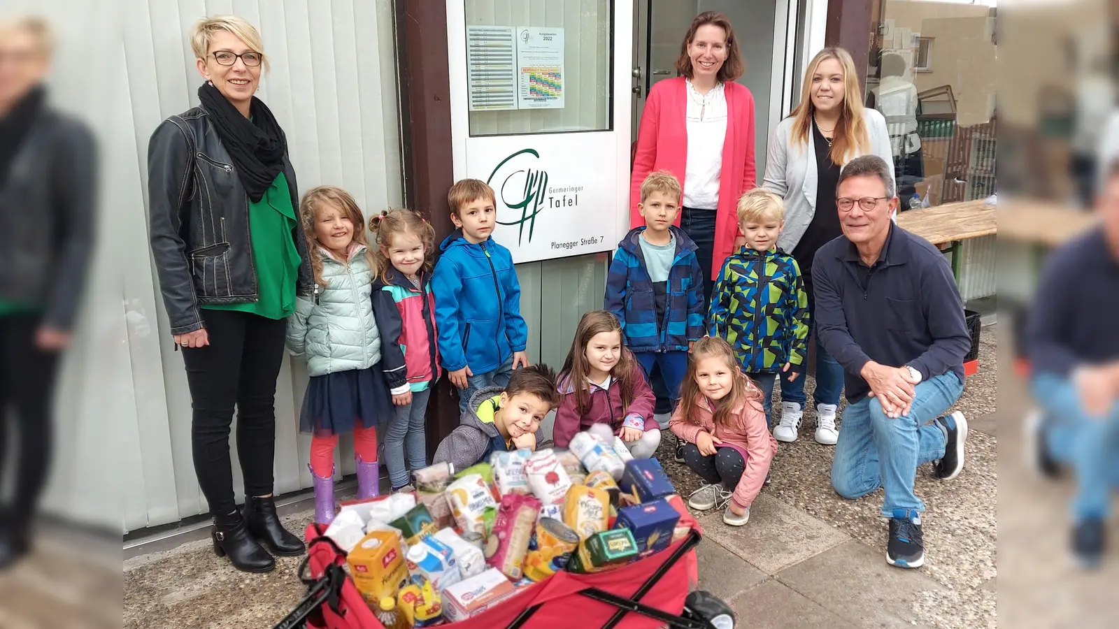 Antje Brandl (links) sowie Marion Zistl (zweite von rechts) und Tina Matschey brachten gemeinsam mit den Kinder die Spenden zur Tafel, wo Tafelleiter Wolfgang Winter sie empfing. (Foto: Sozialdienst Germering e.V.)