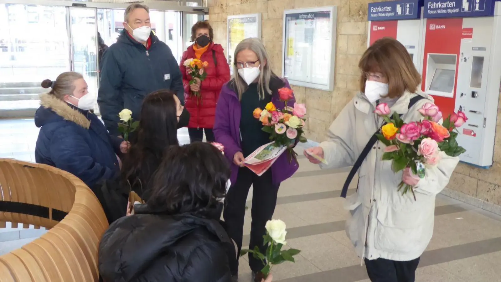 Am Weilheimer Bahnhof erhielten alle ankommenden Frauen am Weltfrauentag eine fair gehandelte Rose. Die Aktion sollte auf die schlechten Arbeitsbedingungen der Blumenindustrie in Afrika aufmerksam machen.  (Foto: FairTrade Weilheim)