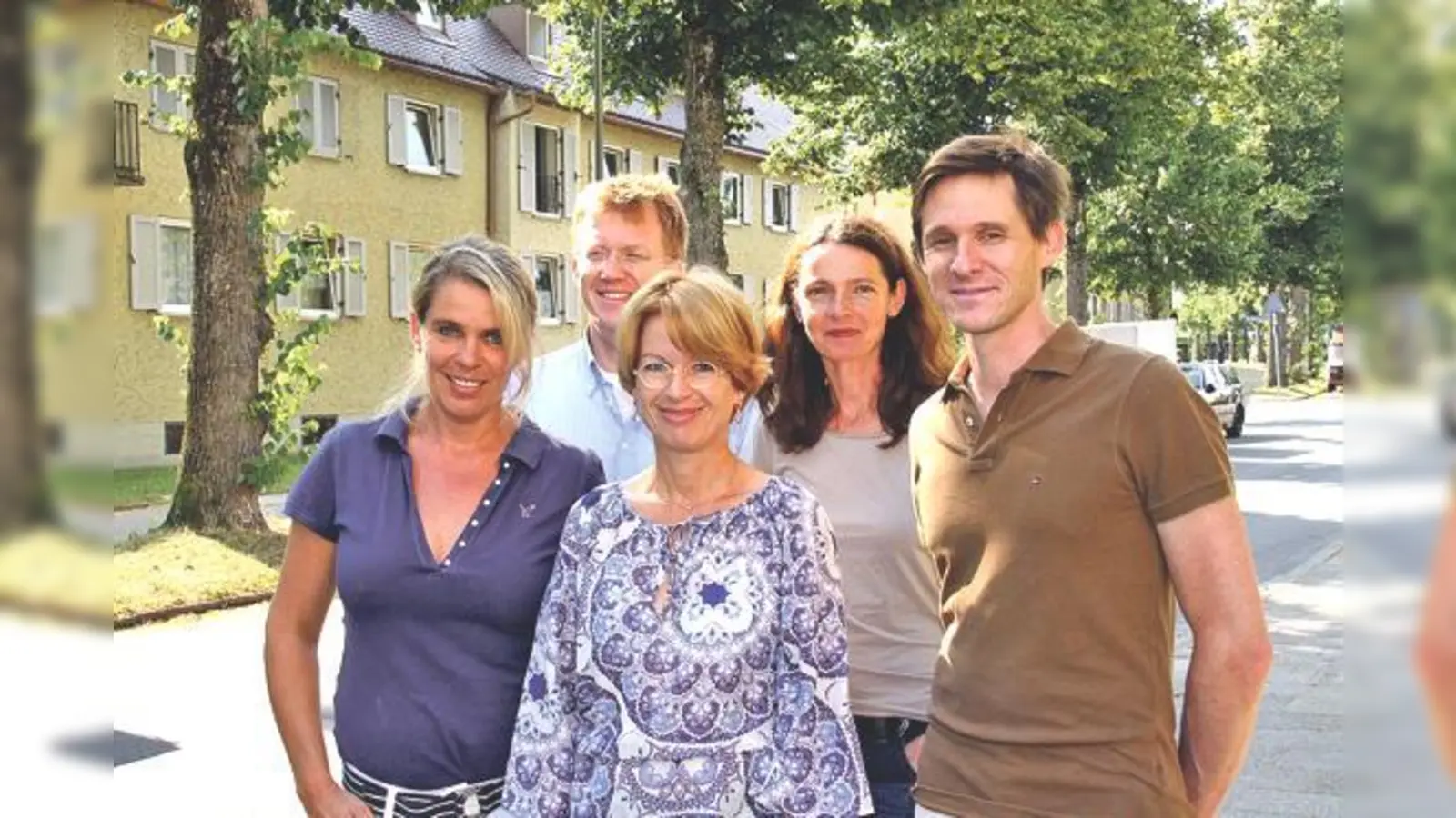 Aktive der Schutzgemeinschaft Ramersdorf wollen die Anwohner östlich der Krumbadstraße einbeziehen und Unterschriften sammeln: Anja Limburg, Daniel Westenberger, Bettina Rubow, Heike Bedrich und Marc Grönninger.	 (Foto: privat)