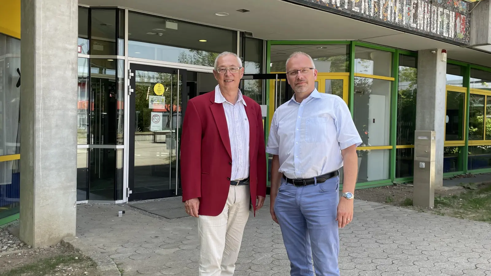 Christoph Breuer geht in den Ruhestand, Konrektor Carsten Wibranski (r.) übernimmt das Amt kommissarisch. (Foto: pst)