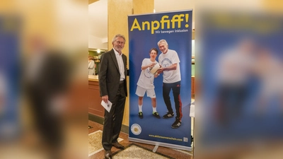 Schrimherr Paul Breitner beim Kampagnenstart für die dringend benötigte barrierefreie Turnhalle. (Foto: © Aktion Sonnenschein)