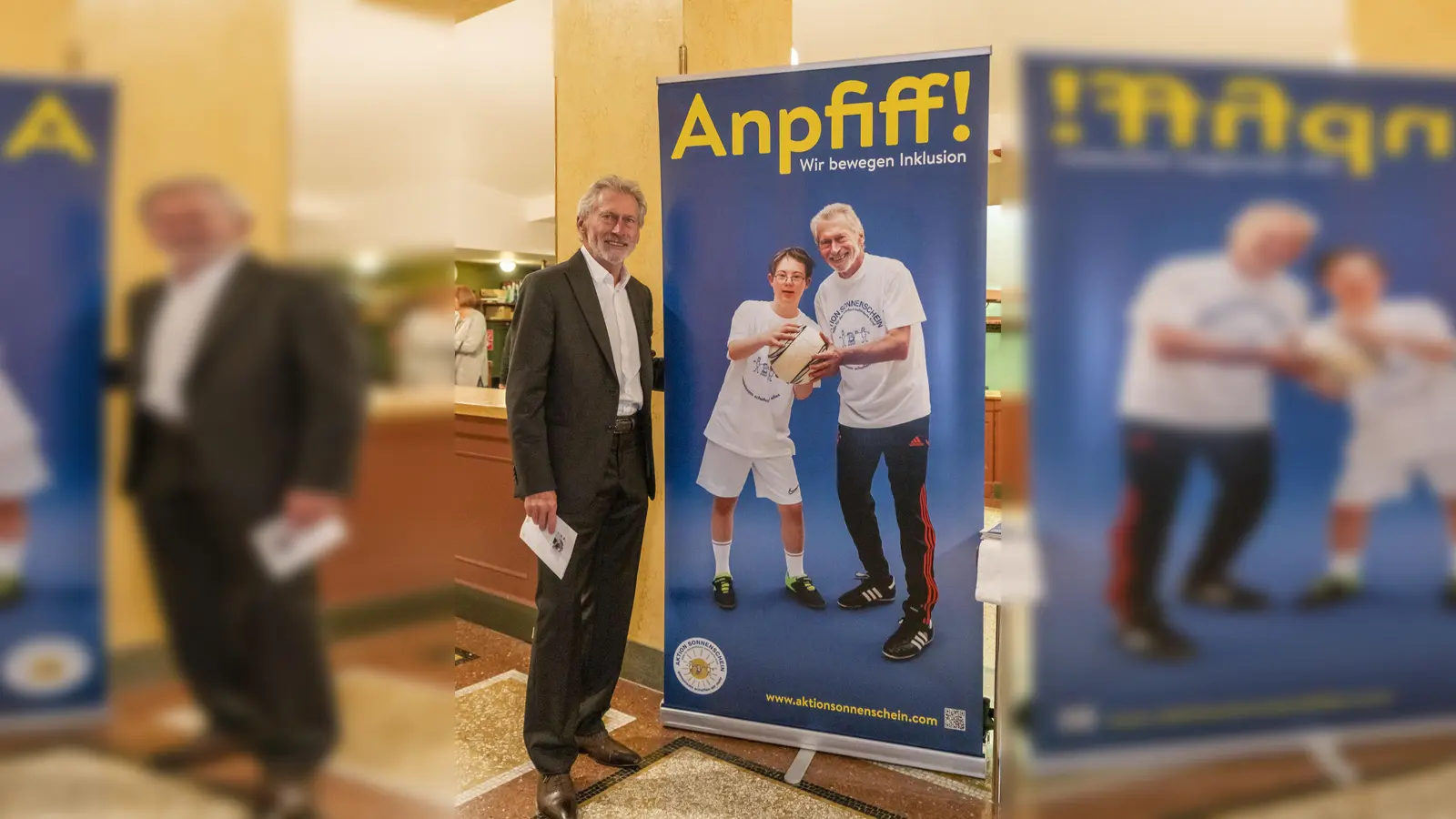 Schrimherr Paul Breitner beim Kampagnenstart für die dringend benötigte barrierefreie Turnhalle. (Foto: © Aktion Sonnenschein)