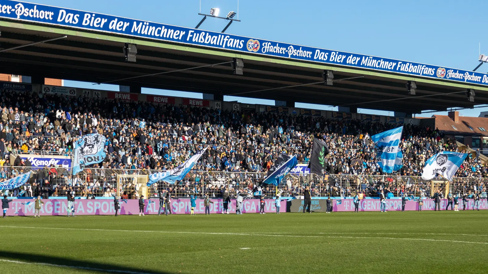 Volle Tribünen: 3. Liga in Deutschland.  (Foto: Anne Wild)