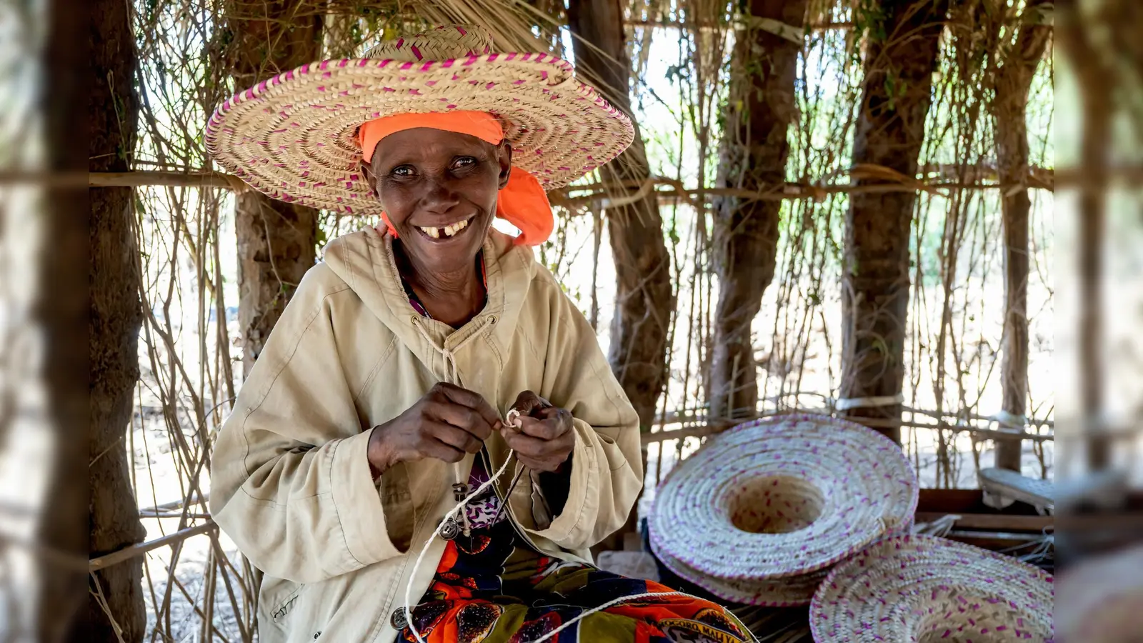 Hadija Kimati (70) aus Tansania ist überglücklich. Nach der erfolgreichen Operation am Grauen Star kann sie wieder als Hutmacherin arbeiten und ihre Familie versorgen. (Foto: CBM/argum/Thomas Einberger)