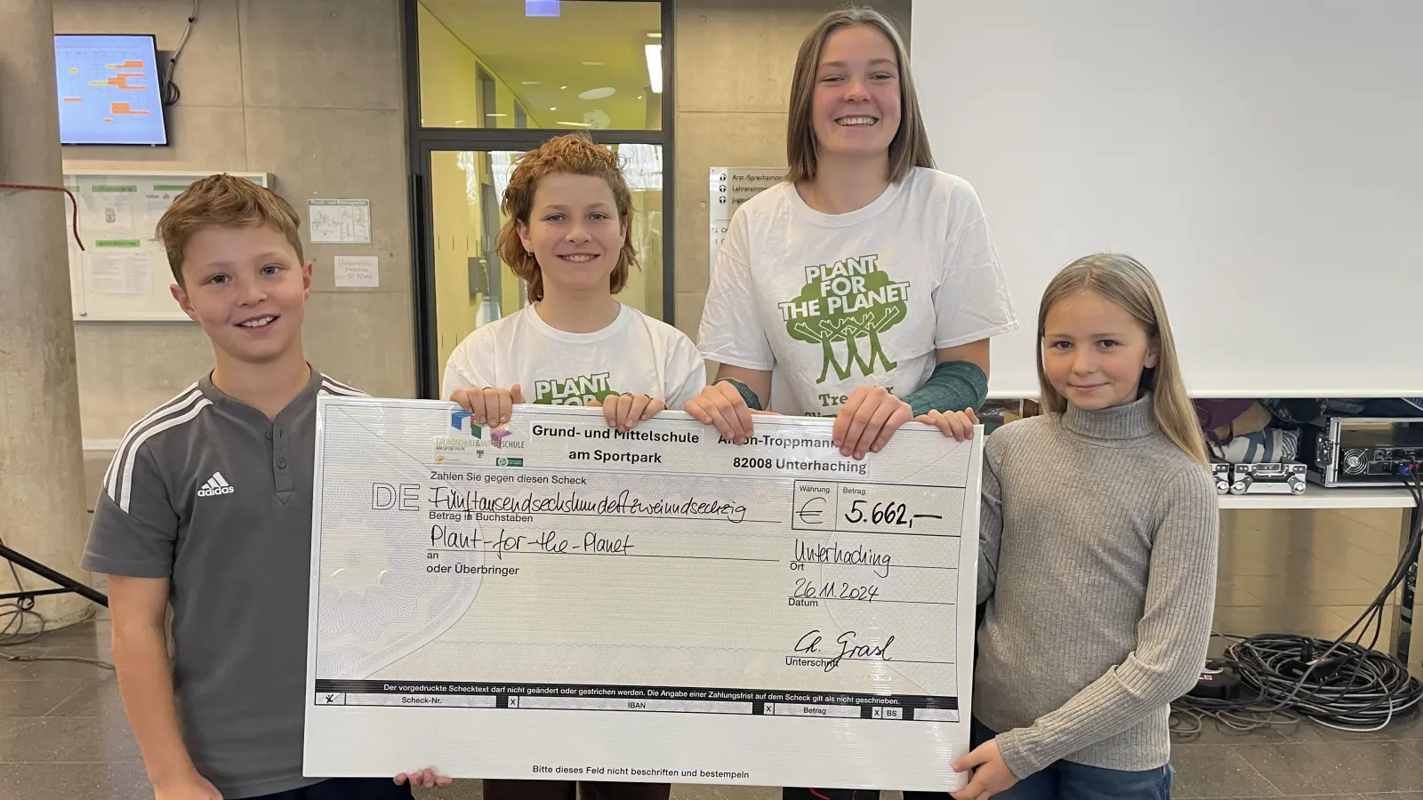 Die beiden Klassensprecher Stefania (r.) und Lukas (l.) übergaben den Spendenscheck an Lovis (2.v. l.) und Carla (2.v.r.) von Plant for the Planet.  (Foto: hw)