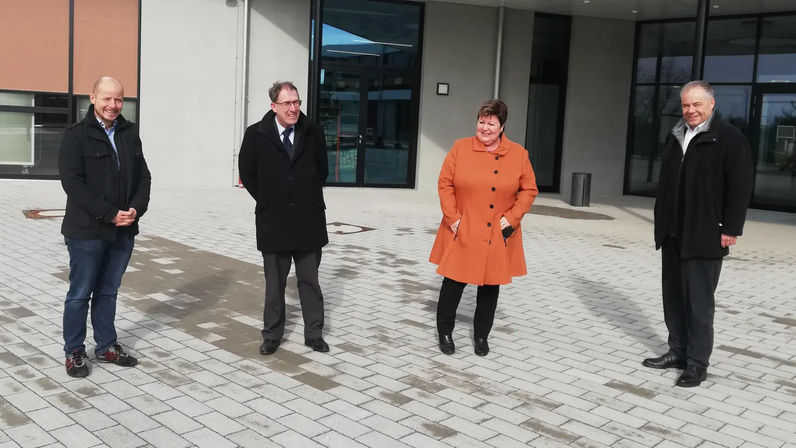 Besichtigung der neuen Berufsschule in Weilheim (von links): Liegenschaftsverwalter Florian Steinbach, Kreiskämmerer Norbert Merk, Landrätin Andrea Jochner-Weiß und Landtagsabgeordneter Harald Kühn. (Foto: LRA Weilheim)