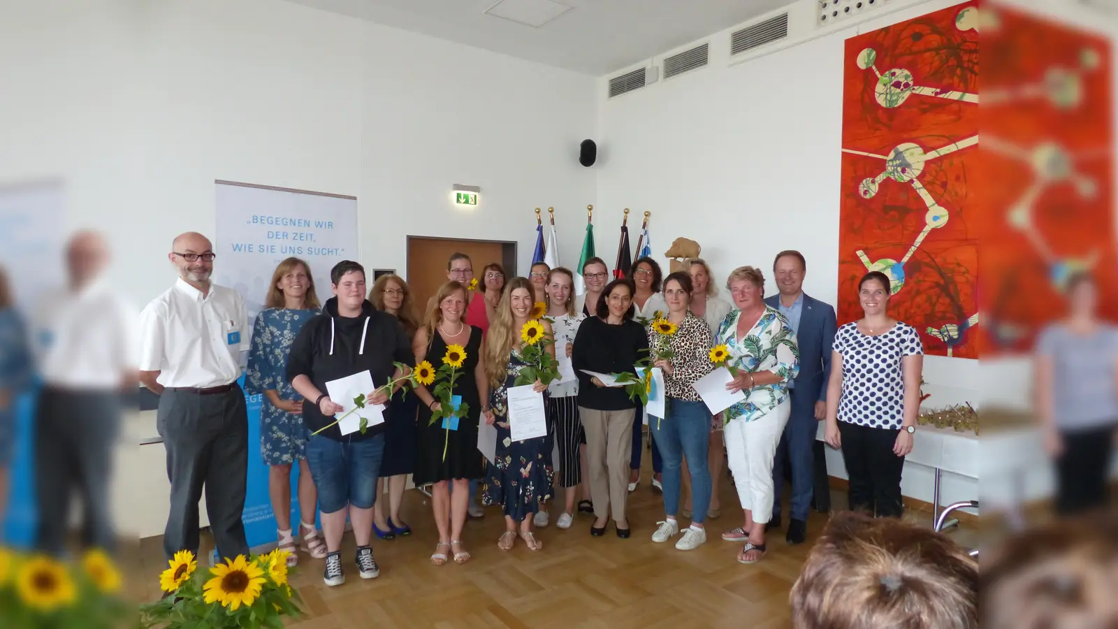 Die Gratulanten Hubert Schulze, Bernadette Althoff (ganz links) und Landrat Robert Niedergesäß und Jennifer Becker (ganz rechts) im Kreis der neuen Tagesmütter.  (Foto: KBW)