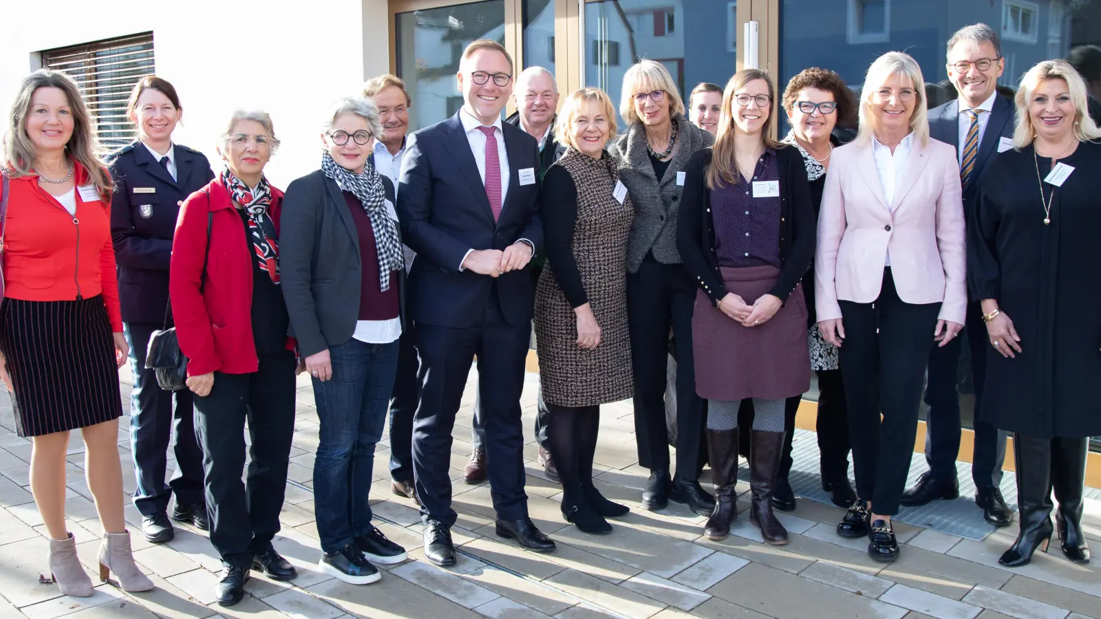 Die Ehrengäste und das Team für das Frauenhaus Germering freuen sich über die neue Einrichtung. (Foto: Bayerisches Staatsministerium für Familie, Arbeit und Soziales)