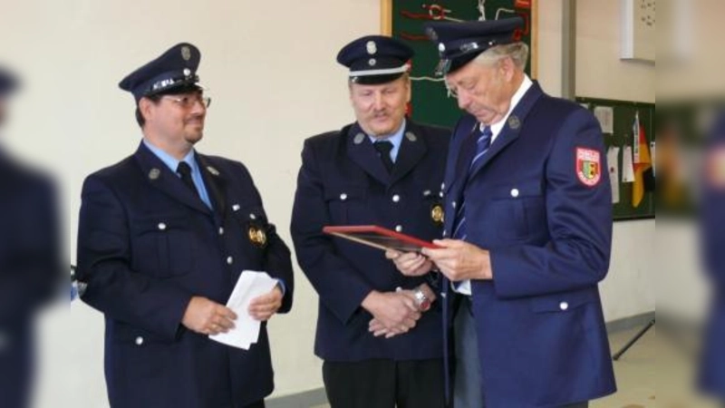 Jürgen Conk und Wolfgang Faltermeier mit Fritz Nustede bei seiner Ernennung zum Ehrenmitglied der Feuerwehr (Foto: pi)