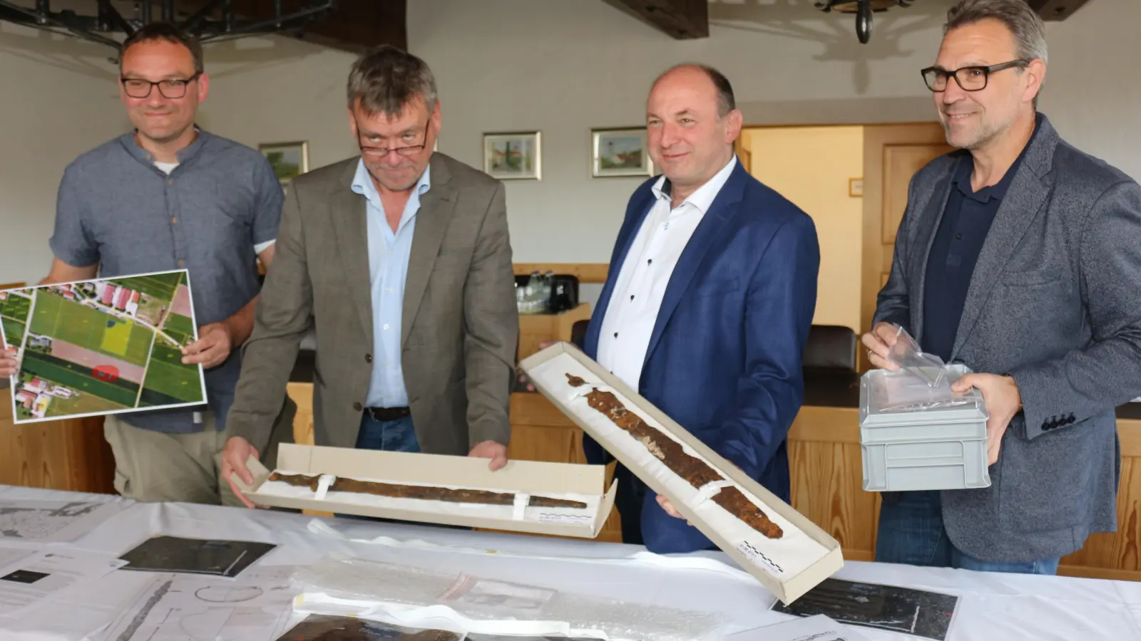 Bürgermeister Georg Scheitz (2. v. r.) stellt gemeinsam mit v. l. Ulrich Schlitzer vom Plana-Team Archäologie, Jochen Haberstroh vom Bayerischen Landesamt für Denkmalpflege und Michael Kuch (Gemeinde Andechs) die gereinigten alten Schwerter vor. (Foto: Gemeinde Andechs)