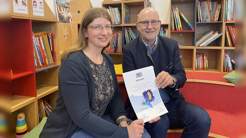 Bibliotheksleiterin Diana Widmann freut sich gemeinsam mit Bürgermeister Rudolph Haux über die Auszeichnung. (Foto: © Gemeinde Krailling,)