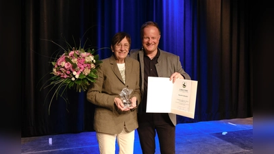 Ingrid Golanski (Kreisvorsitzende des BLSV) und Landrat Robert Niedergesäß bei der Verleihung des Ehrenpreis des Landkreises Ebersberg. (Foto: Landratsamt Ebersberg)