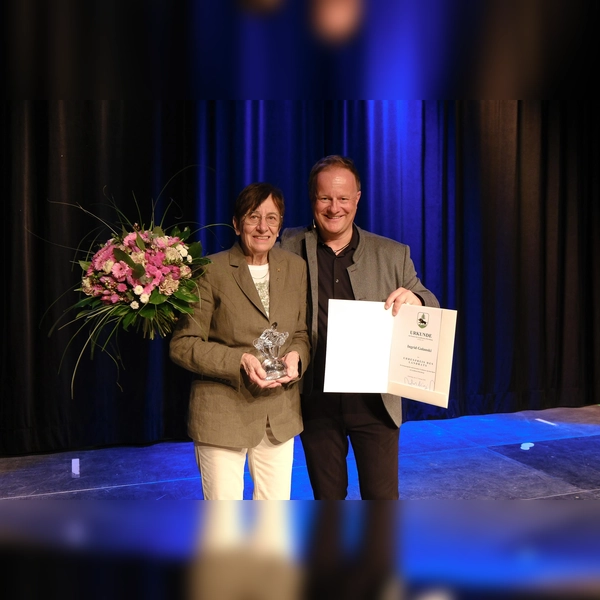 Ingrid Golanski (Kreisvorsitzende des BLSV) und Landrat Robert Niedergesäß bei der Verleihung des Ehrenpreis des Landkreises Ebersberg. (Foto: Landratsamt Ebersberg)