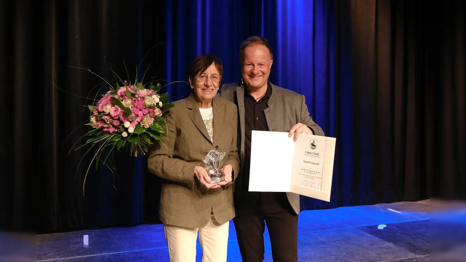 Ingrid Golanski (Kreisvorsitzende des BLSV) und Landrat Robert Niedergesäß bei der Verleihung des Ehrenpreis des Landkreises Ebersberg. (Foto: Landratsamt Ebersberg)