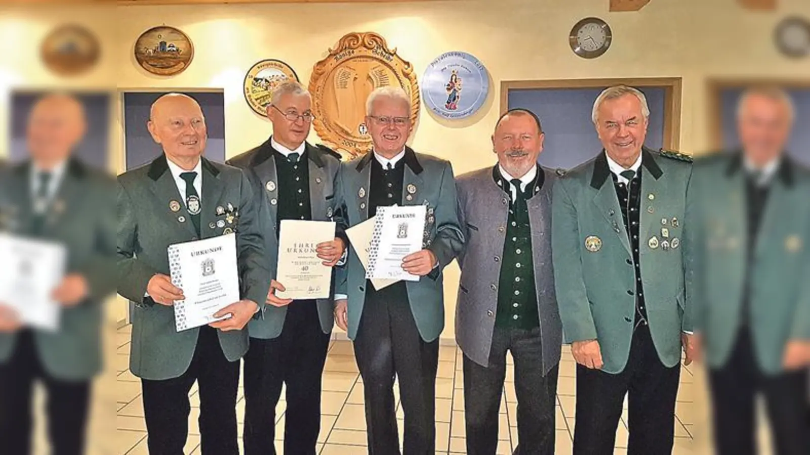 Folgende Schützen der SG Höhenkirchen wurden geehrt (v. l.) Hans Reiser, 1. Schützenmeister Rudolf Pauli, Tripplesieger Klaus Spieckermann, Ekkehardt Siegmund und 2. Schützenmeister Burkhard Knall.	 (Foto: Privat)