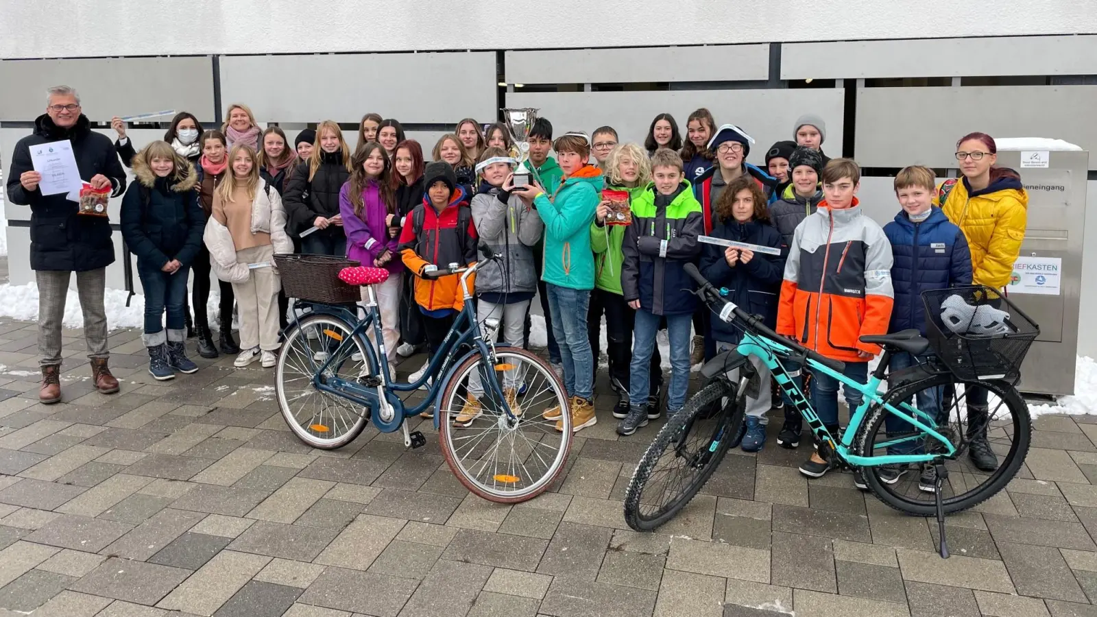 Schulleiter Christian Schmitz (links) ist stolz auf seine Schulfamilie, die sich beim Stadtradeln 2022 den zweiten Platz gesichert hat. (Foto: Realschule Herrsching)