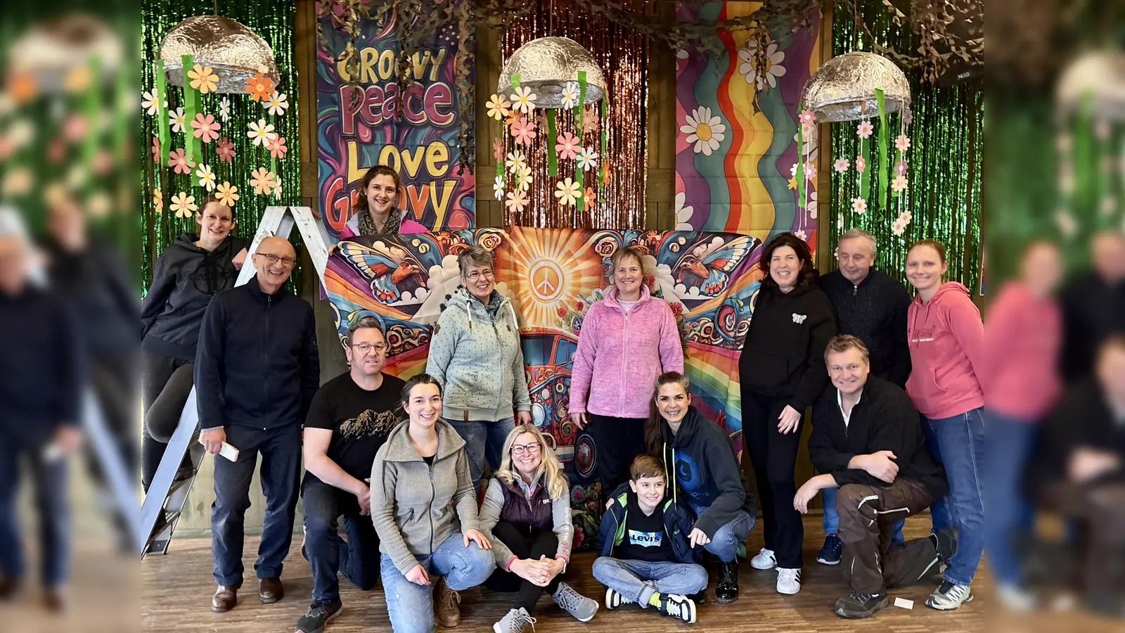 Alles Hippie oder was? Beim LLBB-Faschingsball regiert Flower-Power.  (Foto: Ulrike Seiffert)