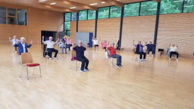 Bei der Stuhlgymnastik trainieren Menschen mit und ohne Behinderung gemeinsam. (Foto: Ute Flach)