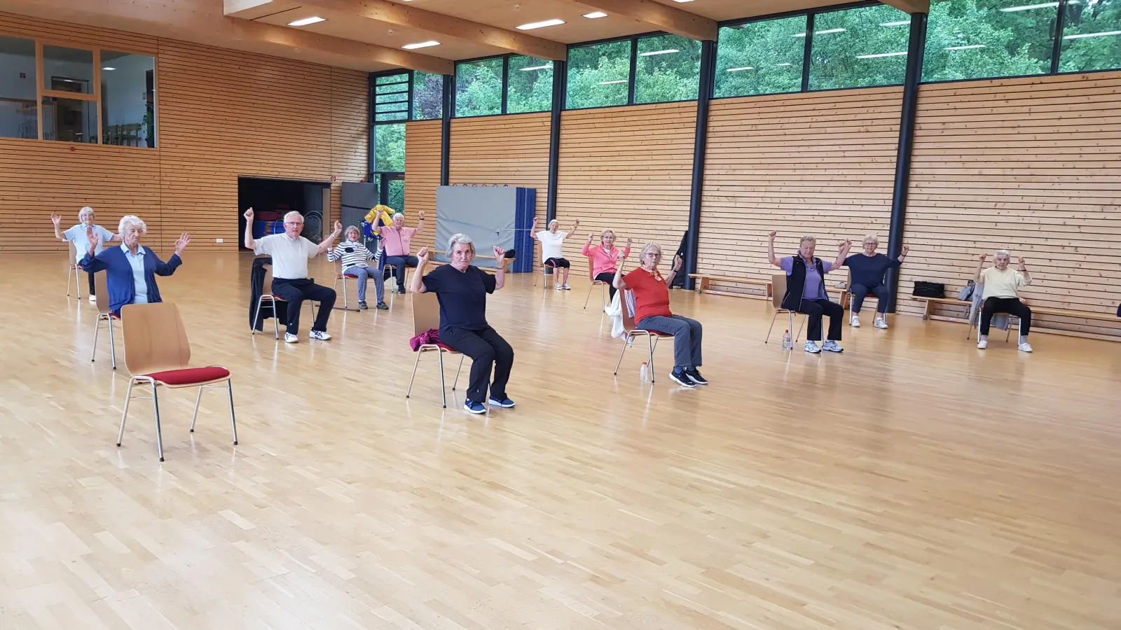 Bei der Stuhlgymnastik trainieren Menschen mit und ohne Behinderung gemeinsam. (Foto: Ute Flach)