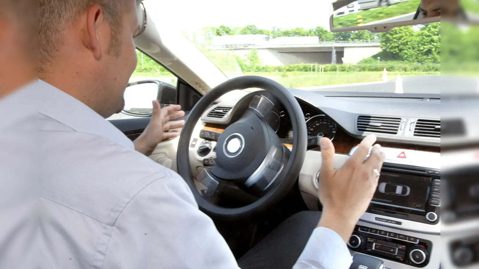 Der Parkassistent ist das häufigste Fahrassistenzsystem. Er schlägt, nachdem der Fahrer die vom Fahrzeug vorgeschlagene Lücke bestätigt hat, selbstständig im richtigen Moment das Lenkrad ein und übernimmt das Einparken nahezu vollständig. (Foto: djd/Deutscher Verkehrssicherheitsrat)