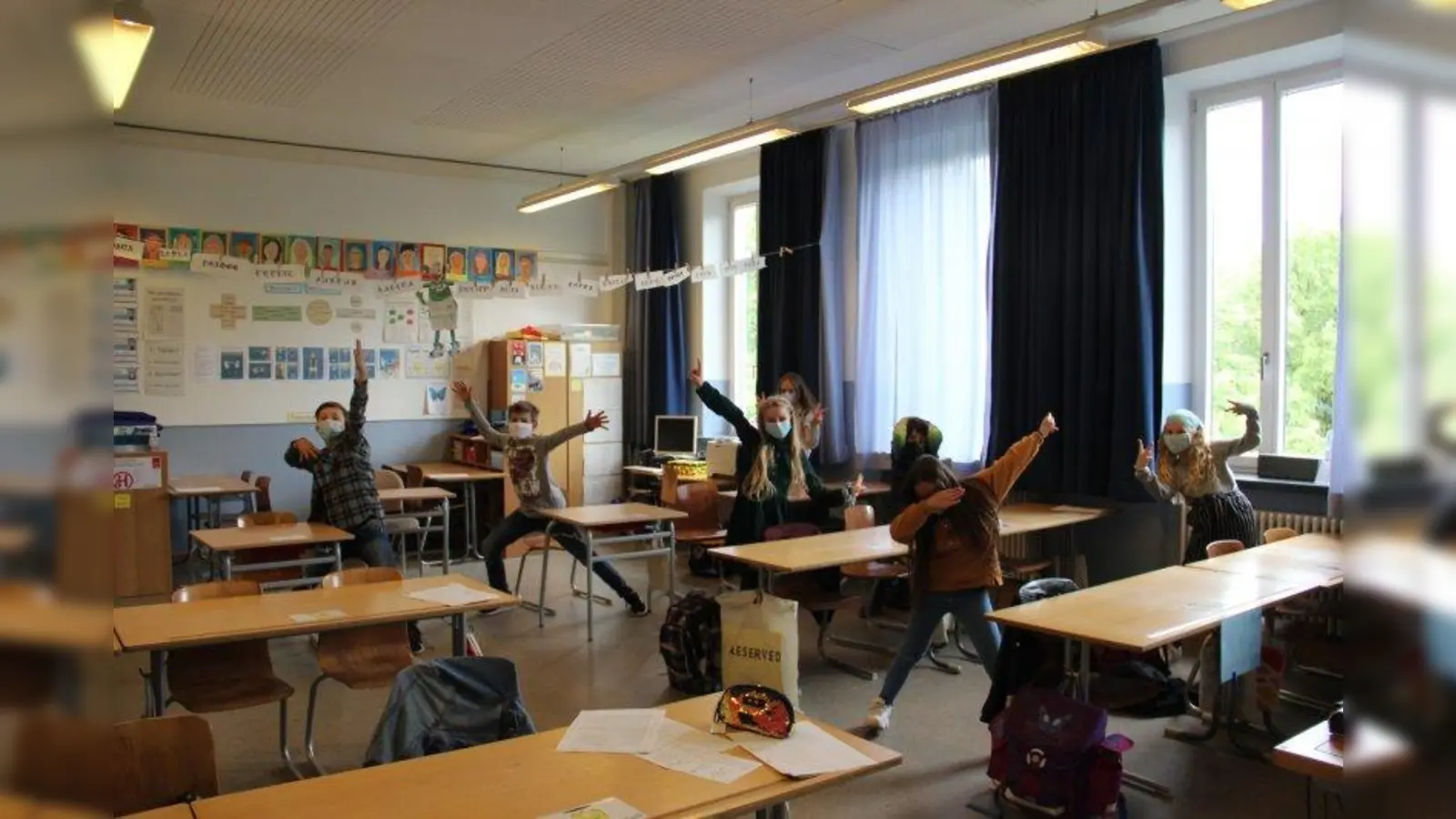 Unterricht mit Sicherheitsabstand: Die Kinder freuen sich, dass sie nach Wochen des Homeschoolings endlich wieder zur Schule dürfen. (Foto: Gliesche)