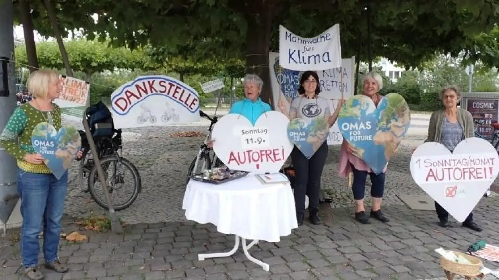 An der „Dankstelle” informieren die Omas for Future u.a. über Klimaschutz und den anstehenden Radentscheid. (Foto: Omas for Future Germering)