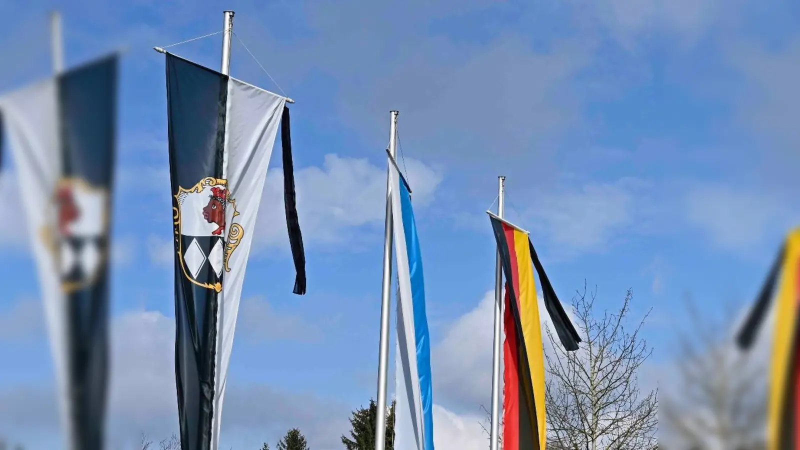 Anlässlich des Staatsaktes für Horst Köhler wird Trauerbeflaggung aufgezogen.  (Foto: Gemeinde Ismaning)