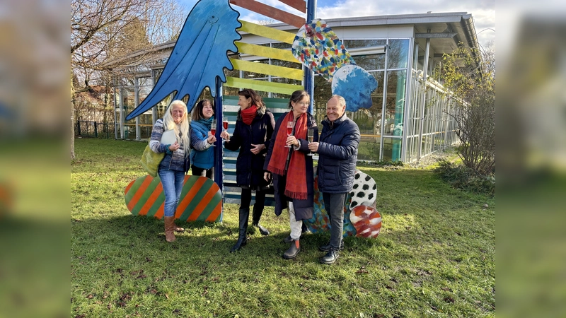 Valentina Müllner, Katharina Luidl, Anne Franke, Rosemarie Zacher und Peter Schräfel (v.l.) an der restaurierten „Flattermann”-Figur vor der Grundschule Stockdorf. (Foto: Ulrike Seiffert)