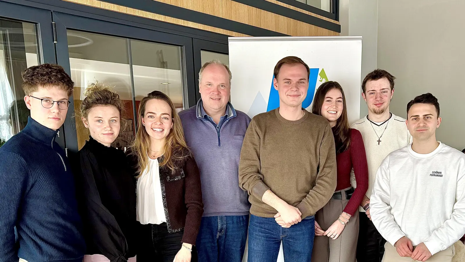 Die Vorstandsmitglieder der neu gegründeten Jungen Union Würmtal mit dem Vorsitzenden Alex Löher (Mitte), Landrat Christoph Göbel und JU-Kreisvorsitzendem Jan Kämmerer (rechts). (Foto: red)