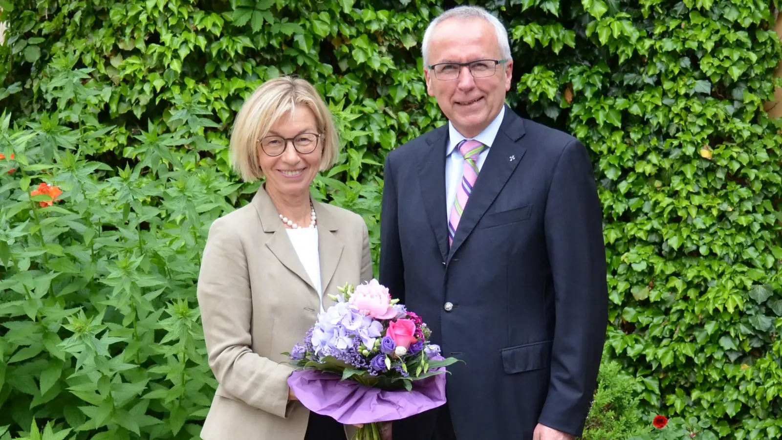 Als Vorsitzende des Gesamtfreundeskreises der Evangelischen Akademie Tutzing wiedergewählt: Brigitte Grande. Dazu gratulierte ihr Akademiedirektor Udo Hahn, der kraft Amtes ihr Stellvertreter ist. (Foto: Mrozek-Abraham/Evangelische Akademie Tutzing)