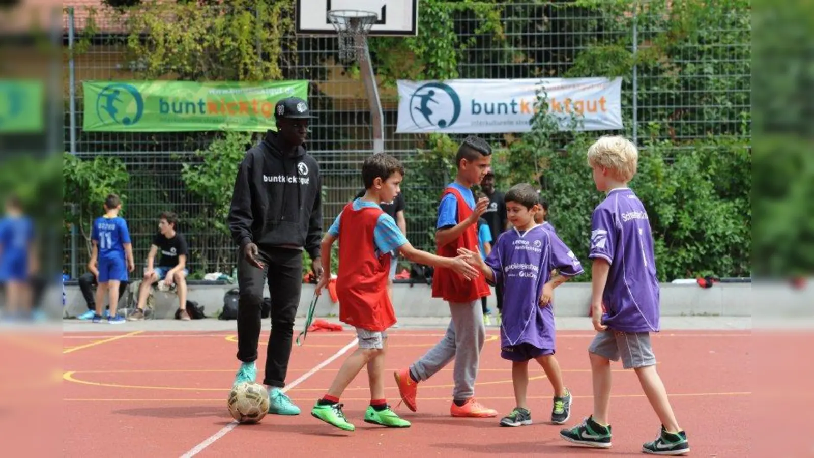 Im Rahmen der Veranstaltungswoche „Gut leben in der Schwanthalerhöhe und Laim“ lädt „Buntkicktgut“ Kinder und Jugendliche zum offenen Fußballtraining ein: Am Freitag, 23. Oktober, am Bolzplatz Valpichlerstraße und am Donnerstag, 29. Oktober , am Bolzplatz bei der IG Feuerwache (Ganghoferstraße 41). (Foto: Buntkicktgut)