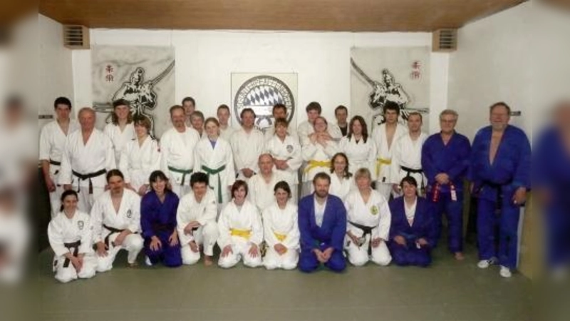 Gruppenfoto vom Ju-Jutsu Stützpunkttraining Technik in Germering mit Selbstverteidigungs-Spezialist Herbert Kropf (r.). (Foto: Astrid Grimm)