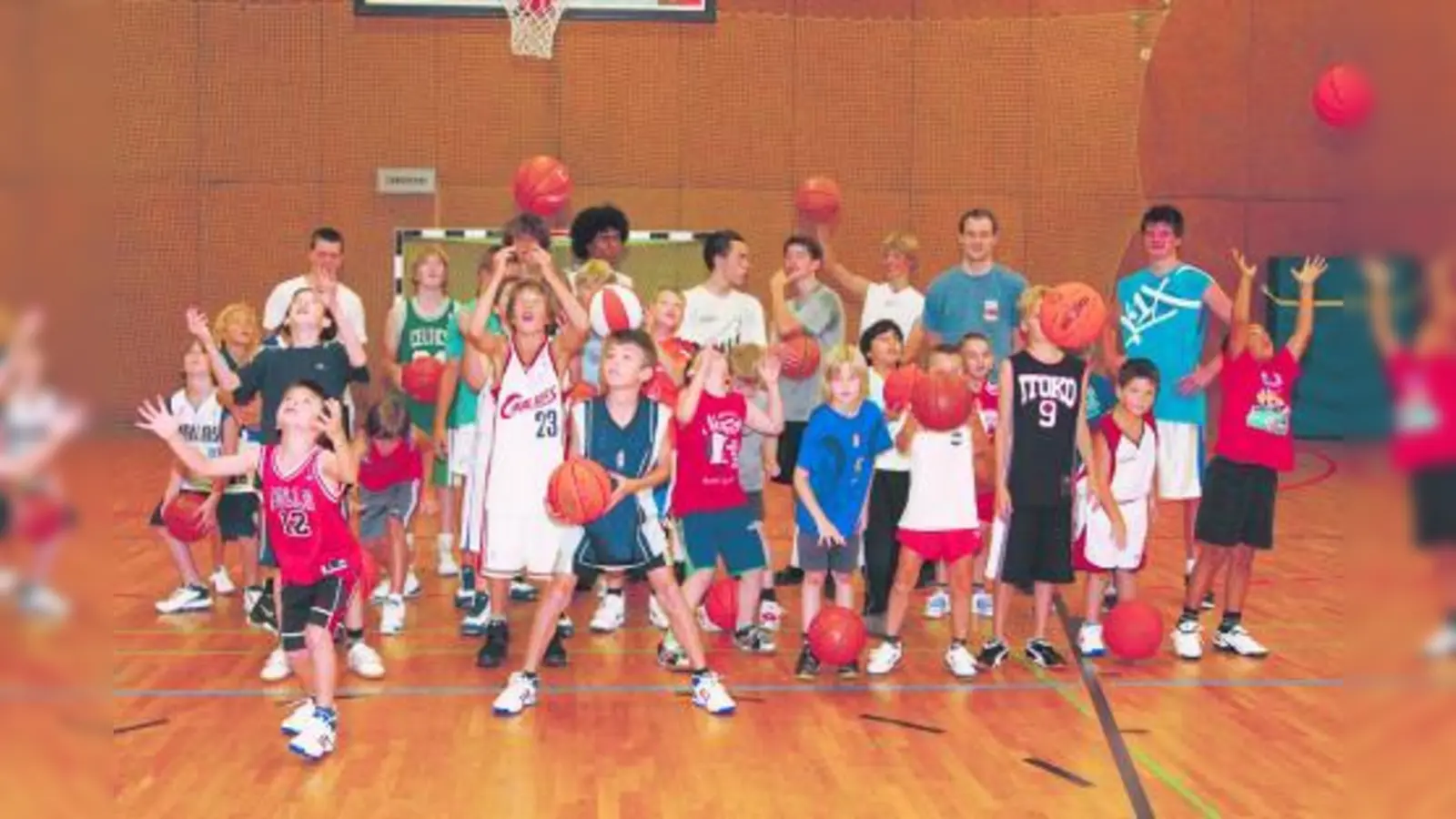 Die jungen Basketballer zusammen mit ihren Trainern während der Ferientrainingswoche beim DJK Sportbund. (Foto: Helmut Handwerker)