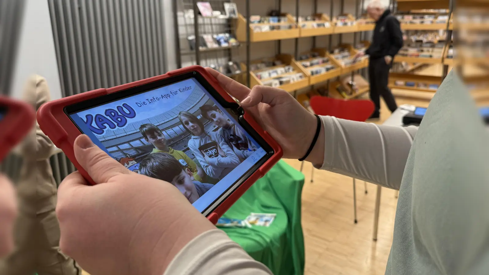 Tablets statt Bücher hieß es am Medientag des Familienstützpunkts in der Stadtbibliothek. (Foto: pst)