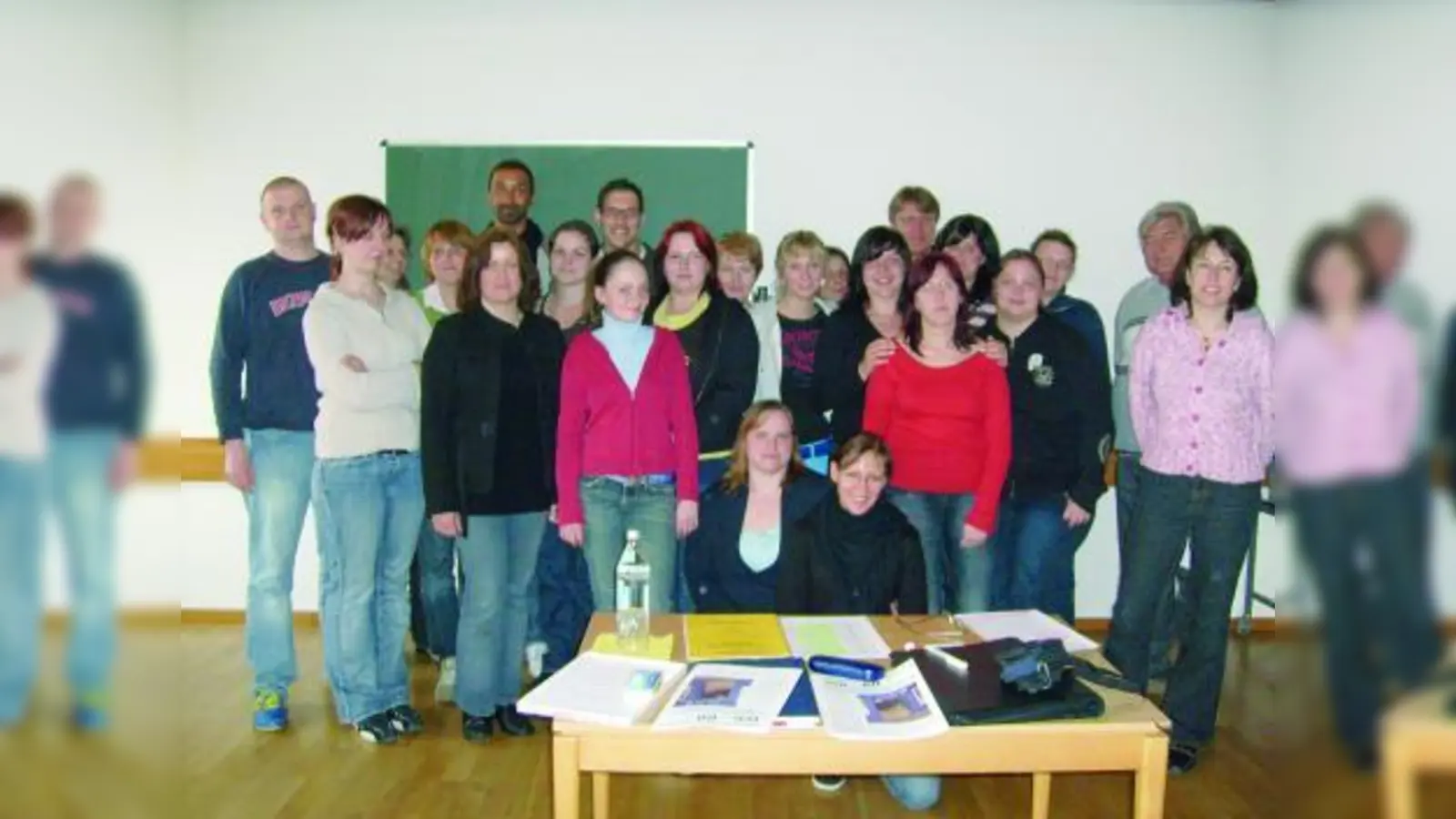 Der Vorsitzende des Seniorenbeirats, Günther Mack (2.v.l.) im Kreise der Berufsfachschüler für Altenpflege. (Foto: pi)