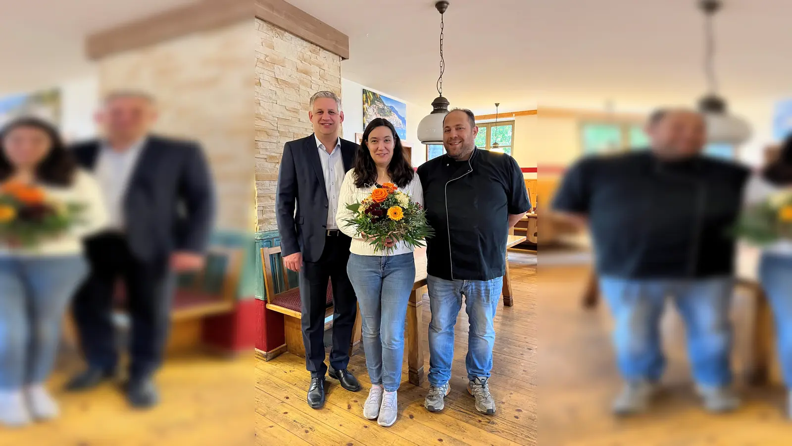 1. Bürgermeister Christian Blatt (li) gratuliert den neuen Pächtern Sandra Dias-Inzirillo und Francesco Inzirillo zur Neueröffnung. (Foto: Ölsner Werbung)