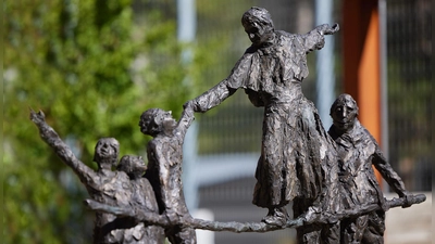 „Don Bosco, der Seiltänzer”: Bronzestatue von Rudolf Kurz auf dem Campus Don Bosco. (Foto: SDB/Klaus D. Wolf)