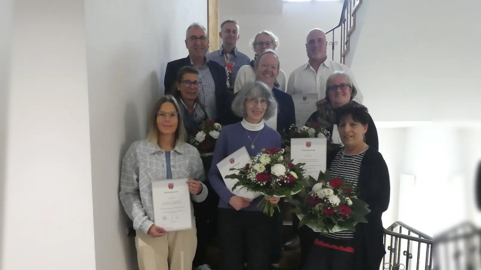 Bürgermeister Markus Loth (hintere Reihe links) und Hauptamtsleiterin Karin Groß (hintere Reihe Mitte) überreichten Urkunden und Blumen. (Foto: Stadt Weilheim)