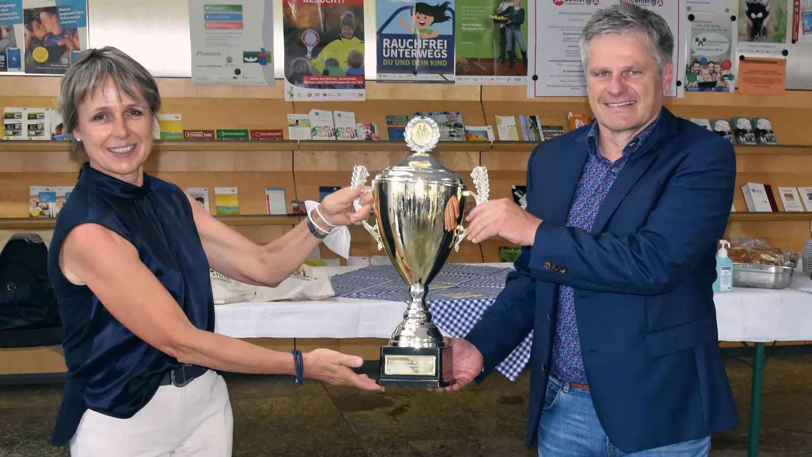 Stefan Joachimsthaler nimmt von der Stellvertretenden Fürstenfeldbrucker Landrätin Martina Drechsler den Wanderpokal für Alling entgegen. (Foto: Gemeinde Alling)