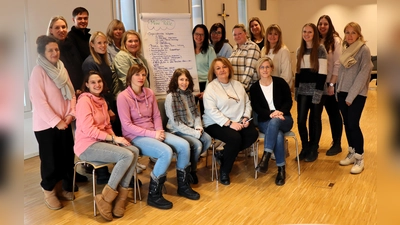 Gruppenleitungen der Kindertageseinrichtungen mit pädagogischen Fachberaterinnen Friederike Langwieder (l. vom Flipchart) und Tina Staudt (r.). (Foto: Gem. Hohenbrunn)