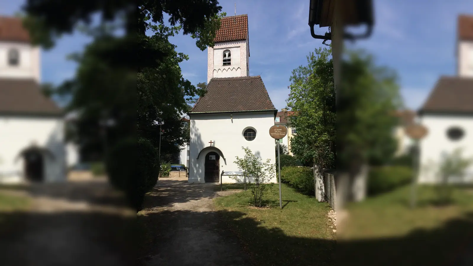 Am Sonntag, 8. September, findet der Tag des offenen Denkmals statt. Diese hinter moderneren Häusern versteckte Kirche ist dabei: die Alte St.-Georg-Kirche. (Foto: Daniel Mielcarek)