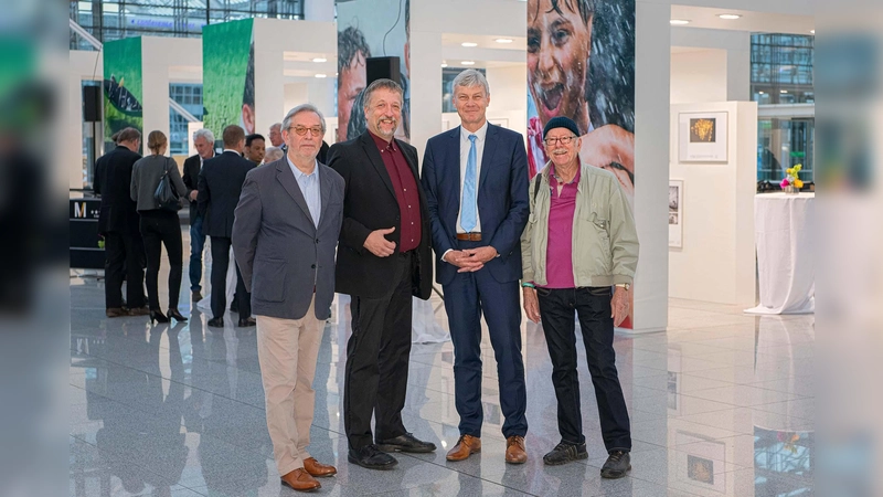 Hans-Eberhard Hess (Vorsitzender der Jury), Michael Busch (1. Vorsitzender des BJV), Hans-Joachim Bues (Unternehmenskommunikation) und Fotograf Heiko Trurnit (v.l.n.r.) bei der Ausstellung. (Foto: Stephan Goerlich / FMG)