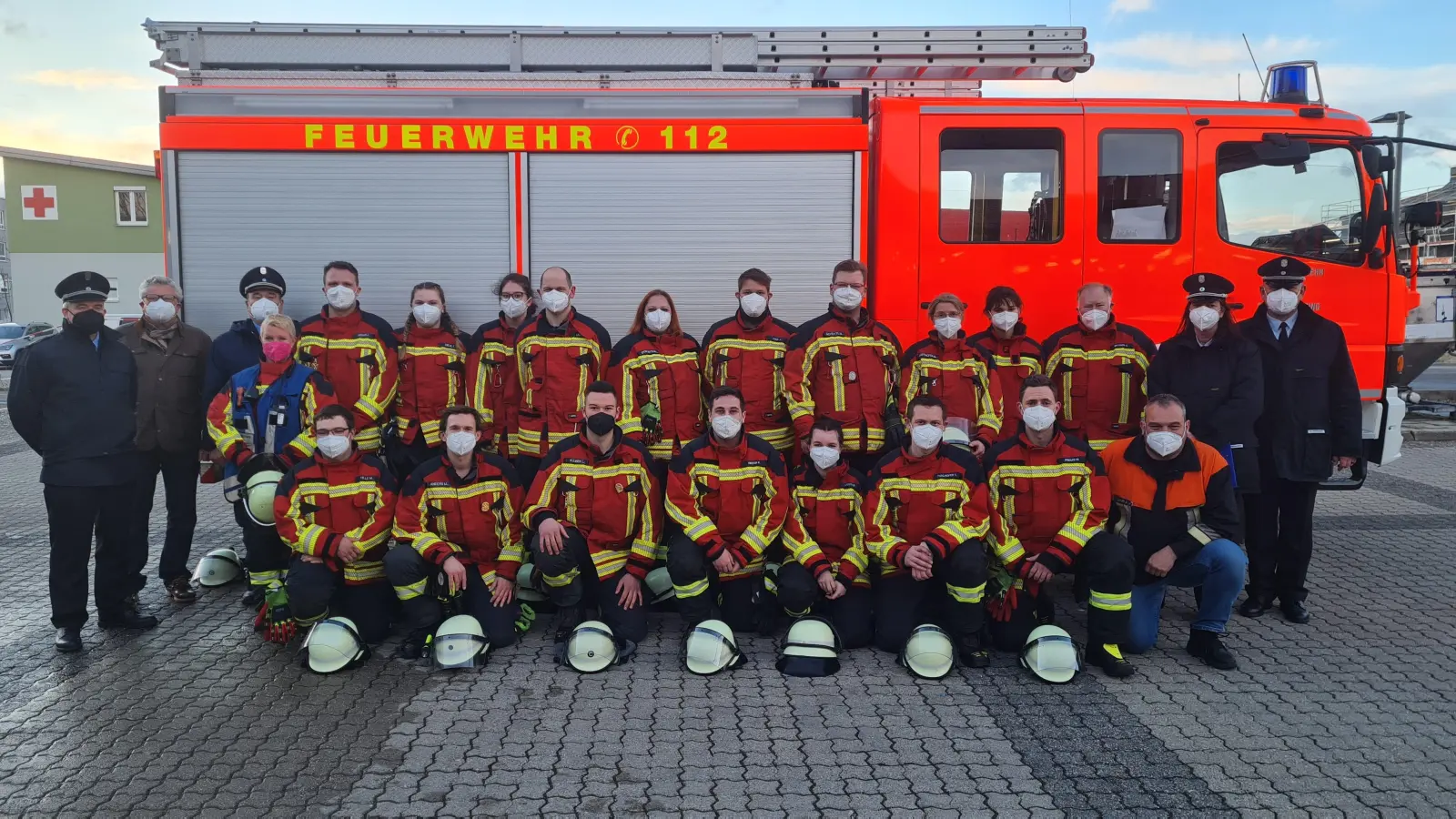 Die 18 Kameradinnen und Kameraden FFW Germering mit den Schiedsrichtern der Kreisbrandinspektion (Foto: FFW Germering)