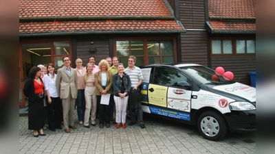 Ein Fahrzeug mehr für „Caritas Essen auf Rädern“:<br>Ulrich Prasser, Leiter des Caritas-Zentrums (3.v.l.) und Svenja Schneider, Leiterin von „Essen auf Rädern“ (5.v.l.) im Kreise der vieler Sponsoren und Caritas-Mitarbeitern. (Foto: US)