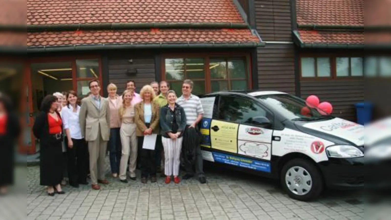 Ein Fahrzeug mehr für „Caritas Essen auf Rädern“:<br>Ulrich Prasser, Leiter des Caritas-Zentrums (3.v.l.) und Svenja Schneider, Leiterin von „Essen auf Rädern“ (5.v.l.) im Kreise der vieler Sponsoren und Caritas-Mitarbeitern. (Foto: US)