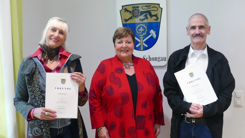 Die neuen Ehrenamtlichen: Fachberaterin Marion Rozanczyc und Fachberater Bernhard Braune mit Landrätin Andrea Jochner-Weiß (Foto: Landratsamt)