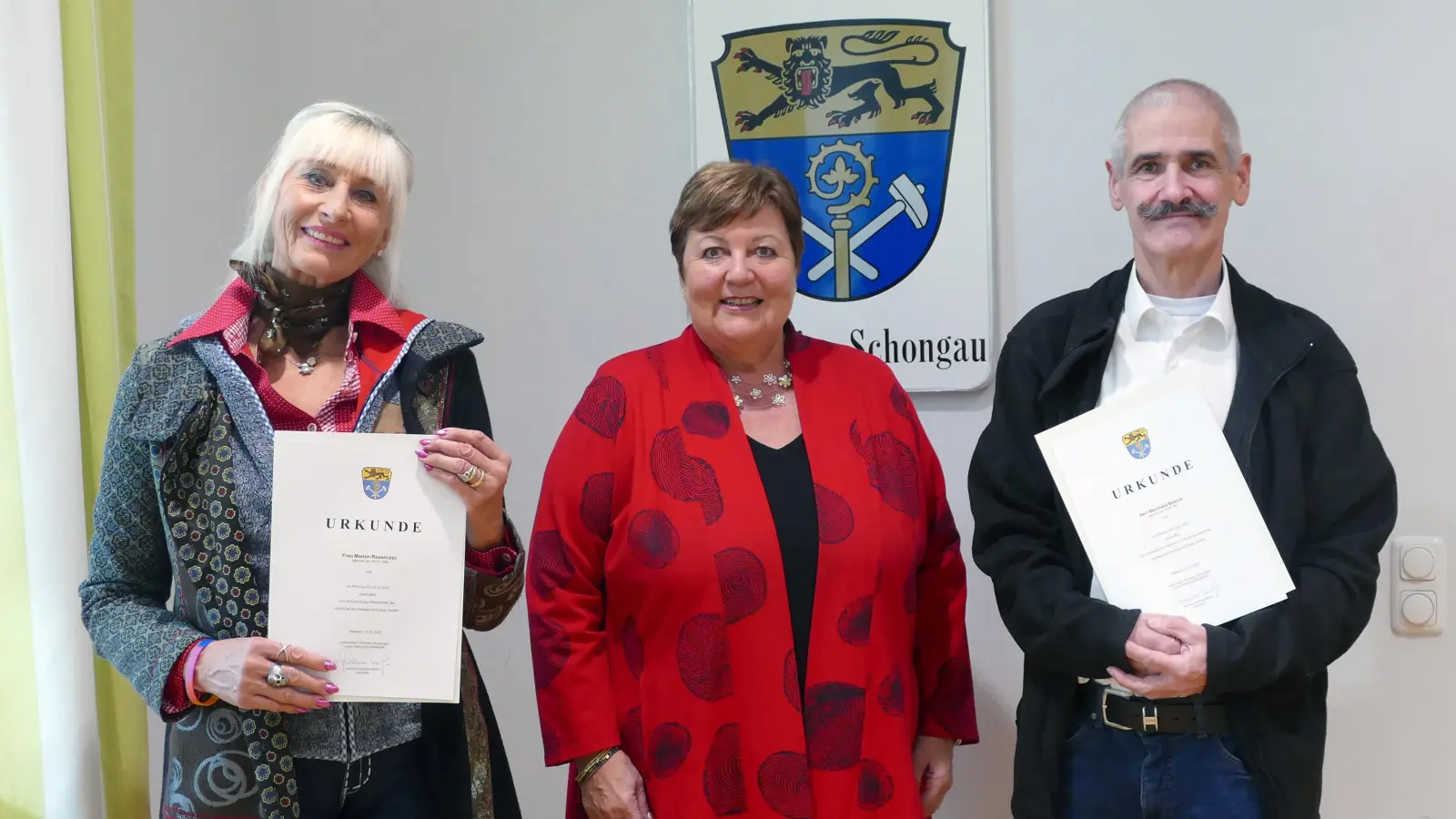 Die neuen Ehrenamtlichen: Fachberaterin Marion Rozanczyc und Fachberater Bernhard Braune mit Landrätin Andrea Jochner-Weiß (Foto: Landratsamt)