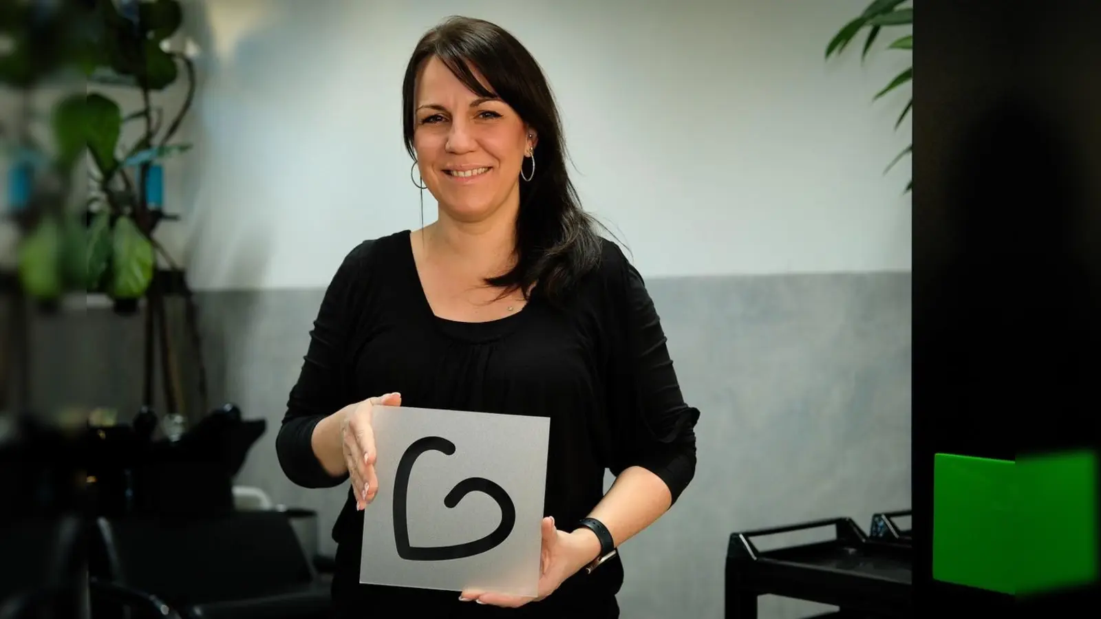 Ursula Rickert vom Germeringer Friseurteam Rickert ist neues Mitglied der „Germeringer Lieblingsläden“.  (Foto: Uwe von der Wehd)