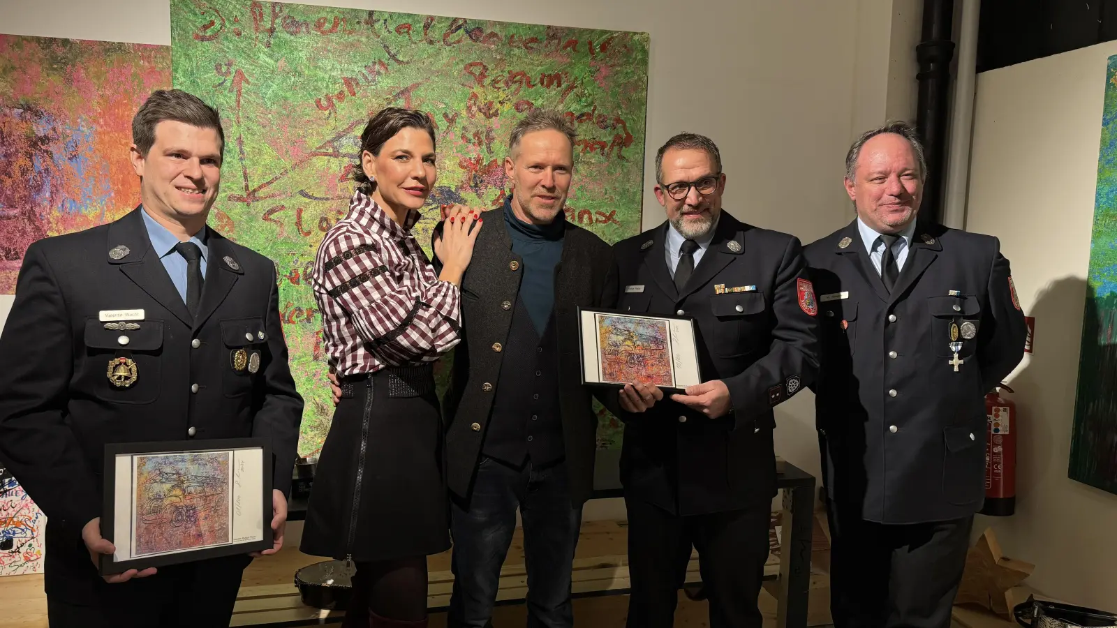 Übergabe des ersten Bilds (von links): Valentin Wacht, Galeristin Sarah Kronsbein, Richard Wurm, Florian Reiter, Wolfgang Rönsch. (Foto: Frank Marquardt)